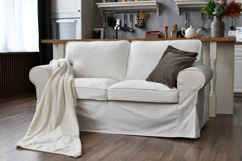 Smart-ways-to-divide-a-small-living-and-dining-room